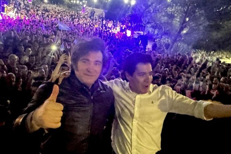 La Libertad Avanza ganó en Córdoba y secundaron Schiaretti y Natalia de la Sota Candidato Gonzalo Roca junto al presidente Milei.