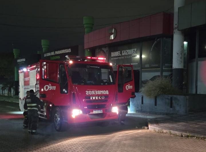 Intentó robar en un comercio, provocó un incendio y terminó detenido Imagen del operativo en barrio Villa Urquiza.