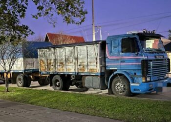 Se logró el secuestro de un camión Scania con acoplado, teléfonos celulares, 1.800 dólares, 450.000 pesos y diversos elementos vinculados a la causa.
