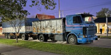 Se logró el secuestro de un camión Scania con acoplado, teléfonos celulares, 1.800 dólares, 450.000 pesos y diversos elementos vinculados a la causa.