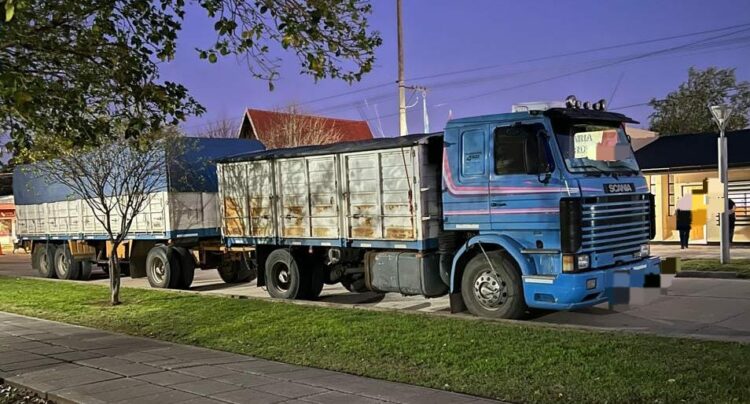 Se logró el secuestro de un camión Scania con acoplado, teléfonos celulares, 1.800 dólares, 450.000 pesos y diversos elementos vinculados a la causa.