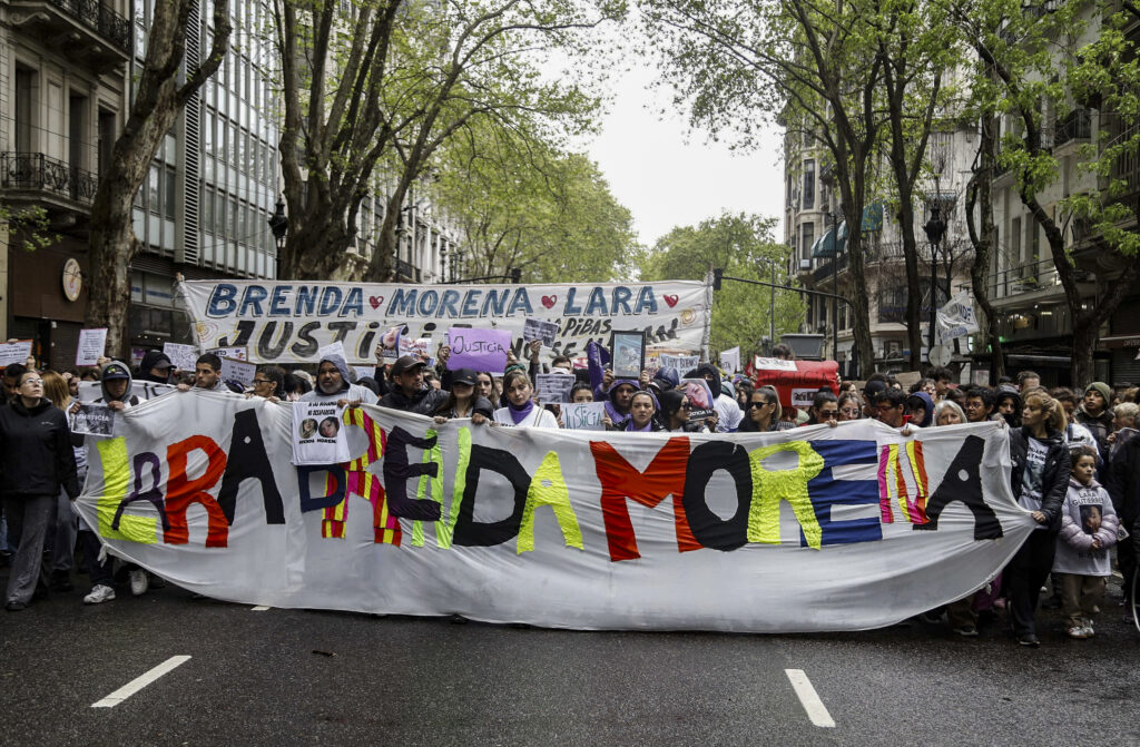 Movilización en Buenos Aires por el triple crimen de Florencio Varela, en el que fueron asesinadas Brenda del Castillo, de 20 años, Morena Verdi, de la misma edad, y Lara Gutiérrez, de 15 años.