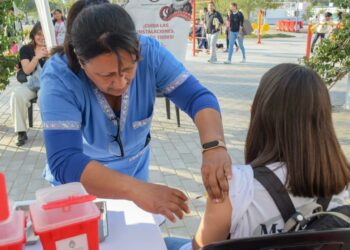 Amplían vacunación contra el dengue a adolescentes de 15 a 17 años