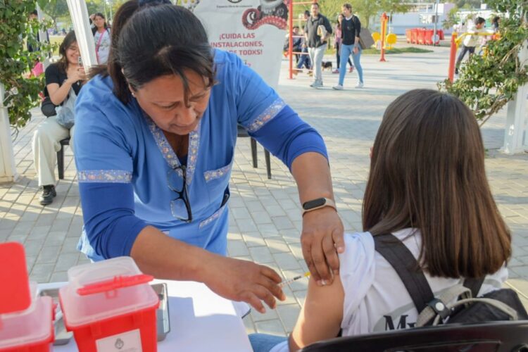 Amplían vacunación contra el dengue a adolescentes de 15 a 17 años