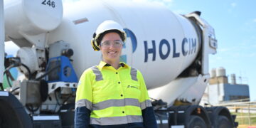 Micaela Colucci desafió el prejuicio y ya maneja un camión hormigonero en Córdoba