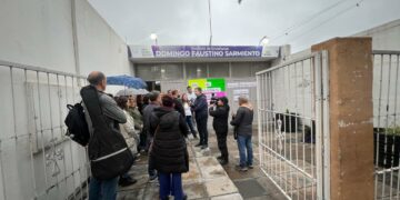 Docentes denunciaron maltrato en el Instituto Sarmiento y realizaron un abrazo solidario Abrazo solidario en el Instituto de Enseñanza Domingo Faustino Sarmiento.