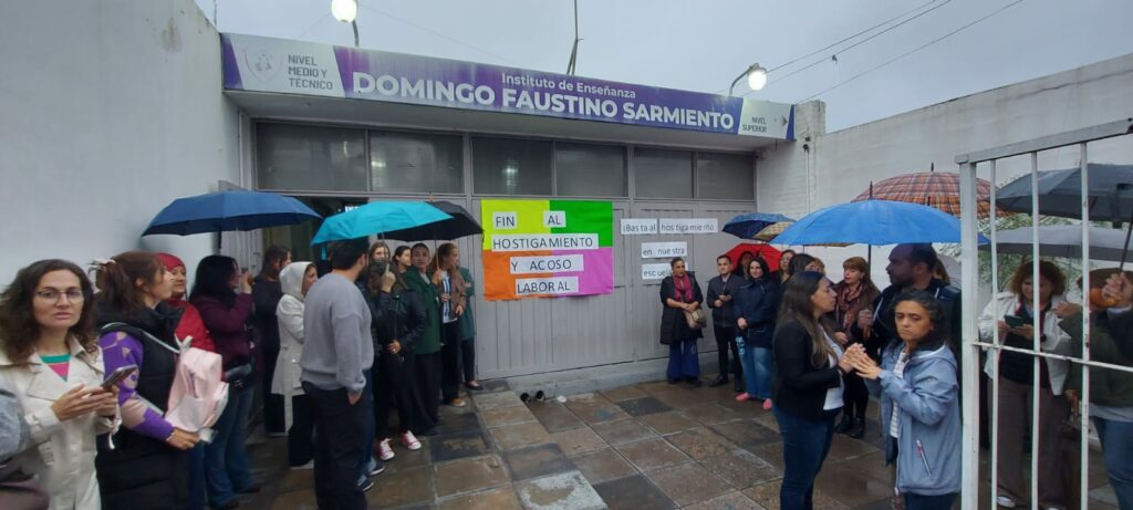 Abrazo solidario en el Instituto de Enseñanza Domingo Faustino Sarmiento.