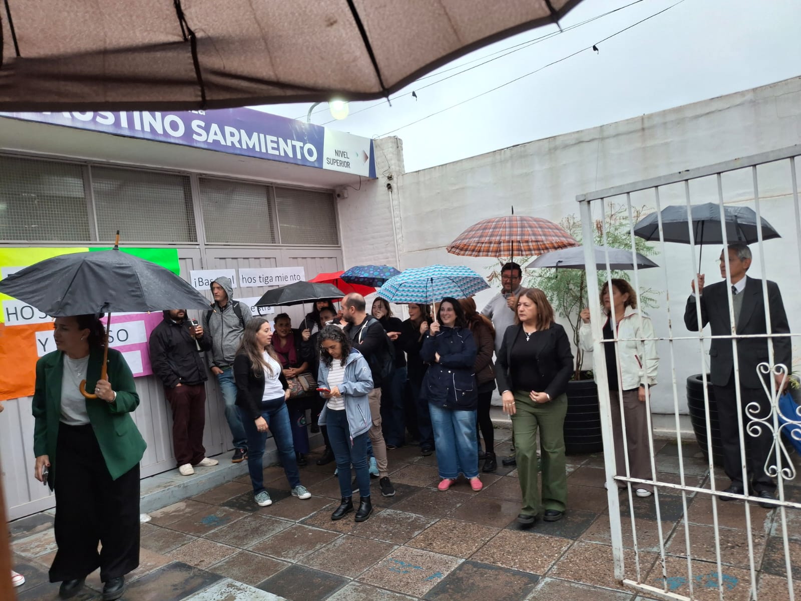 Docentes denunciaron maltrato en el Instituto Sarmiento y realizaron un abrazo solidario