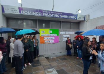 Abrazo solidario en el Instituto de Enseñanza Domingo Faustino Sarmiento.