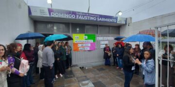 Docentes denunciaron maltrato en el Instituto Sarmiento y realizaron un abrazo solidario Abrazo solidario en el Instituto de Enseñanza Domingo Faustino Sarmiento.