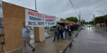 Abrazo solidario realizado en el Instituto de Enseñanza Domingo Faustino Sarmiento el 7 de noviembre.