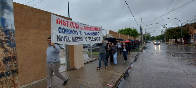Abrazo solidario realizado en el Instituto de Enseñanza Domingo Faustino Sarmiento el 7 de noviembre.