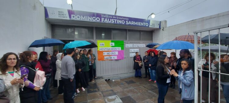 Abrazo solidario en el Instituto de Enseñanza Domingo Faustino Sarmiento.