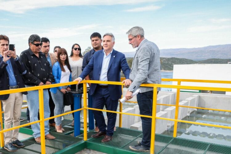 El gobernador Llaryora encabezó el acto en el dique La Viña, donde nace el acueducto.