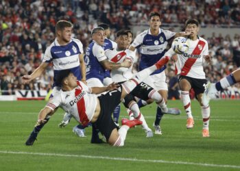 Gimnasia derrotó a un River desconocido que llega cabizbajo al Superclásico