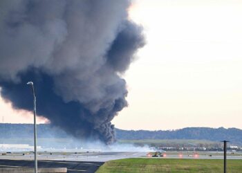 Al menos nueve personas murieron tras estrellarse un avión de carga en EE.UU.