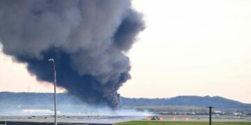 Al menos nueve personas murieron tras estrellarse un avión de carga en EE.UU. Al menos nueve personas murieron tras estrellarse un avión de carga en EE.UU.