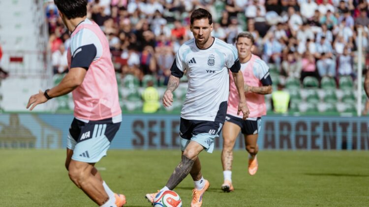 Argentina realizó u entrenamiento abierto antes de viajar hacia Angola.