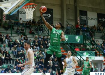 Atenas busca volver a sonreír en casa