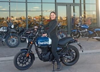 Atropelló a una mujer en un cortejo fúnebre, huyó y provocó varios choques