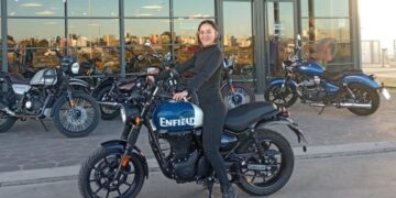 Atropelló a una mujer en un cortejo fúnebre, huyó y provocó varios choques