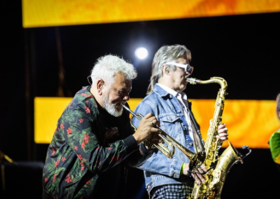 La música en su mejor disfraz: La Mona y el Kempes en una noche para recordar