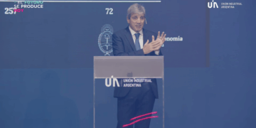 Caputo defendió el control cambiario y advirtió: “La mayoría de los países no flota libremente”