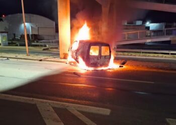 Chocó contra un poste, se incendió su auto y murió