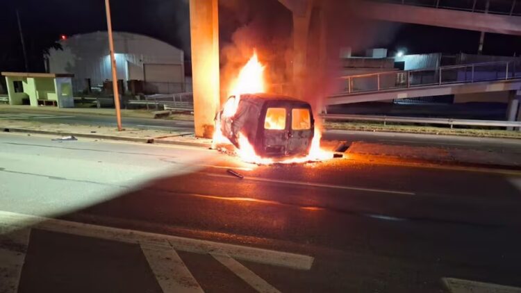 La víctima quedó atrapada dentro del vehículo, que se quemó en su totalidad.