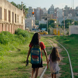 Ángeles en el cineclub, un film que enciende humanidad en los márgenes