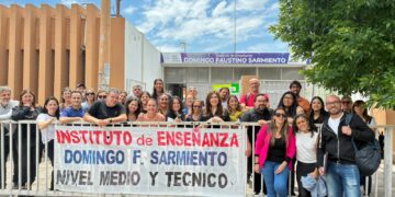 Docentes del Instituto Sarmiento realizaron una clase abierta y ratificaron el reclamo por hostigamiento Clase abierta en el Instituto de Enseñanza Domingo Faustino Sarmiento.