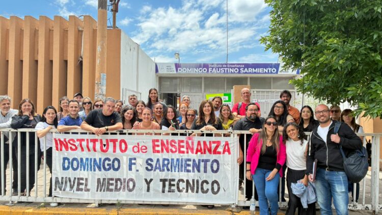 Continúa el plan de lucha en el Instituto Sarmiento por denuncias de hostigamiento Clase abierta en el Instituto de Enseñanza Domingo Faustino Sarmiento.