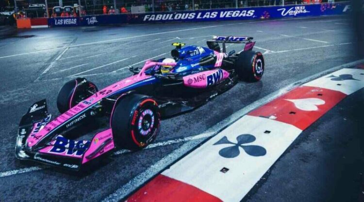 Max Verstappen celebra su victoria en el GP de Las Vegas, mientras Franco Colapinto, afectado por un toque en la largada, finaliza en el 15° puesto tras las descalificaciones de los McLaren.