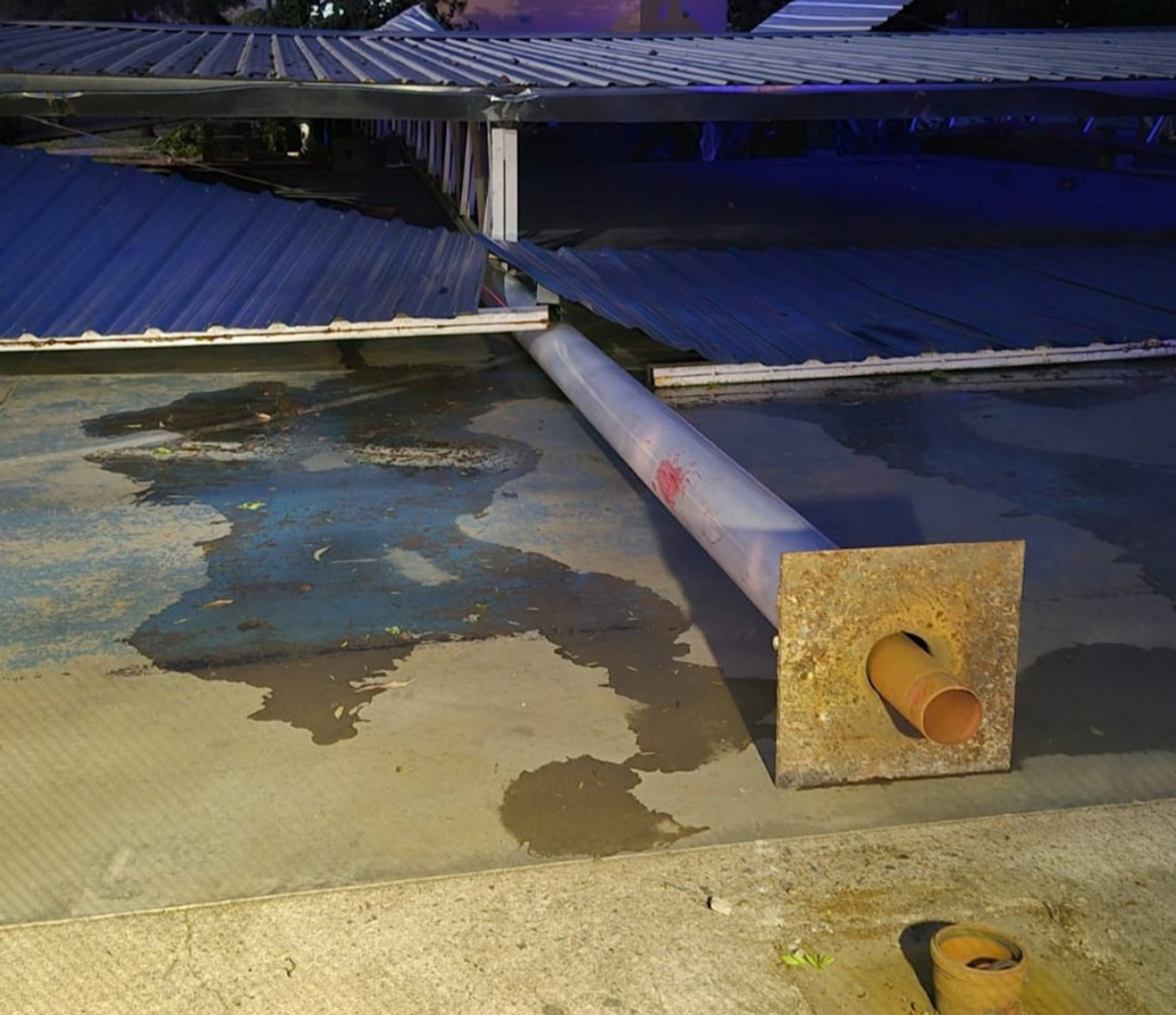 Las columnas del polideportivo de Villa Los Álamos. Imagen: @eldoce.