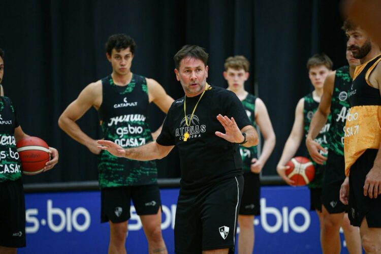 Comenzó la era Pisani en Atenas El flamante entrenador de Atenas.