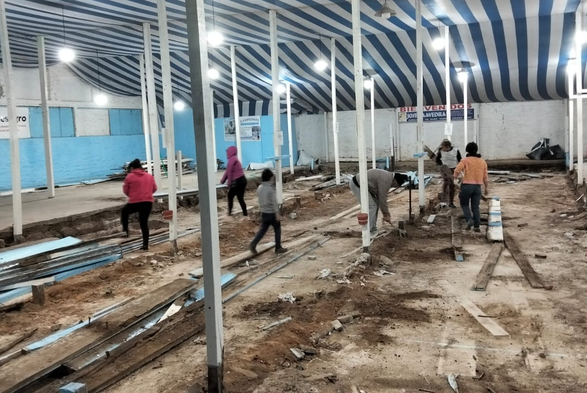 Con aportes del Gobierno de Córdoba, la institución construye una cancha de césped sintético.