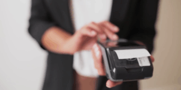 Crece la propina digital en gastronomía: aseguran que pueden duplicar los ingresos de los empleados