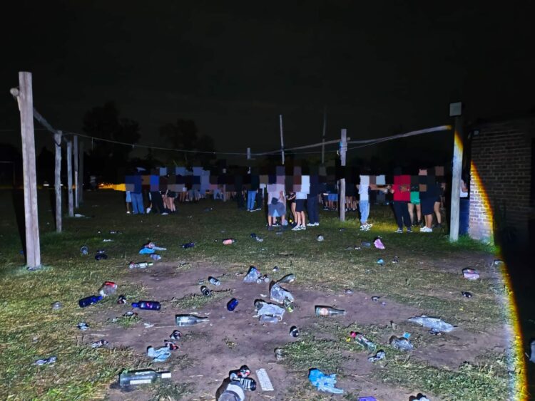 Clausuraron dos fiestas clandestinas con más de 700 estudiantes Operativos en barrios General Urquiza y Villa Retiro.