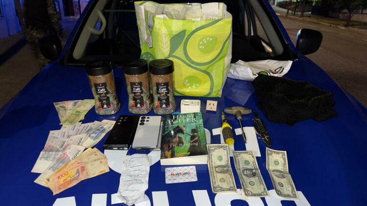 Los detenidos junto a lo incautado fueron trasladados a sede policial.