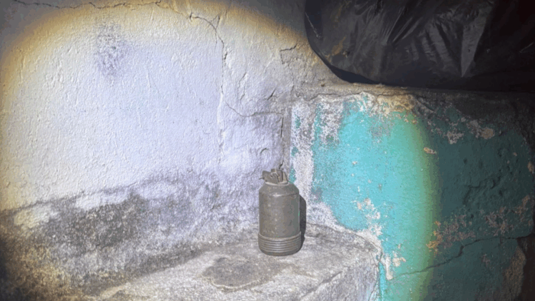 Detuvieron a un hombre que amenazaba a vecinos con una granada en Villa El Libertador Detuvieron a un hombre que amenazaba a vecinos con una granada en Villa El Libertador