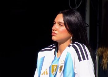 Dua Lipa presente en el Superclásico River-Boca con los colores de la Selección