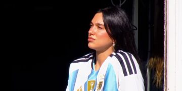 Dua Lipa presente en el Superclásico River-Boca con los colores de la Selección Dua Lipa presente en el Superclásico River-Boca con los colores de la Selección