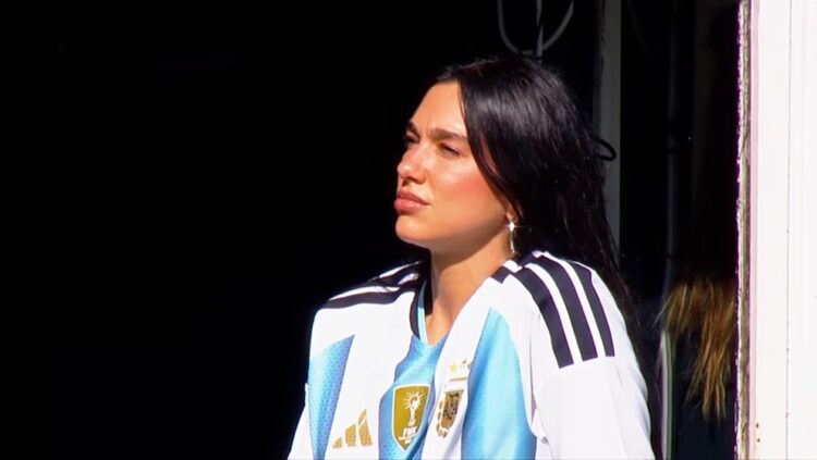 Dua Lipa presente en el Superclásico River-Boca con los colores de la Selección Dua Lipa lució la camiseta de Argentina en La Bombonera.