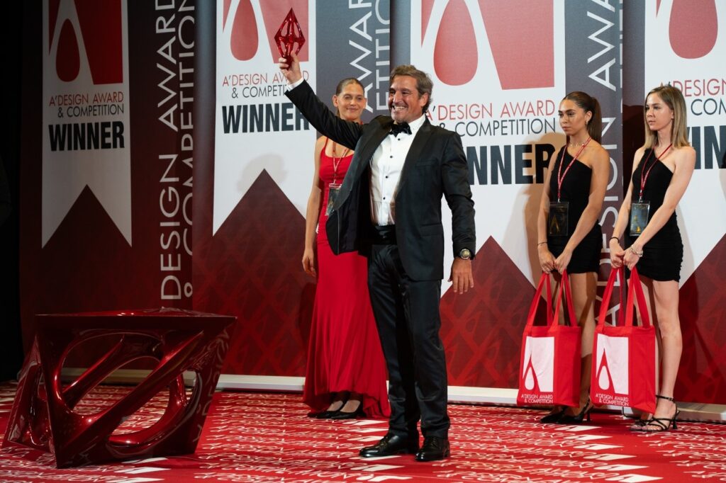 El arquitecto cordobés Marcello Rodríguez Pons, premiado en Milán El arquitecto cordobés, Marcello Rodríguez Pons al momento de recibir el reconocimiento.