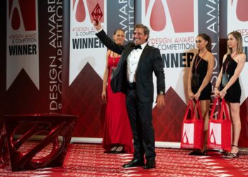 El arquitecto cordobés, Marcello Rodríguez Pons al momento de recibir el reconocimiento.