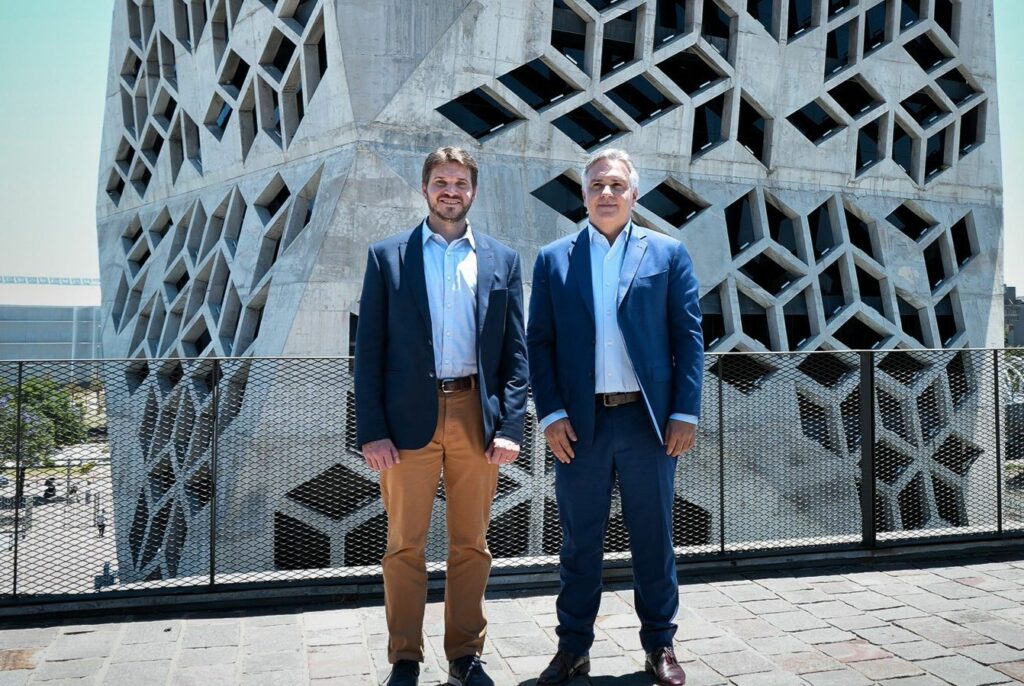 Mercado Libre se reconcilia con Llaryora: amplía su logística en Córdoba El gobernador Martín Llaryora recibió en la mañana al Vicepresidente de Mercado Libre Argentina, Adrían Ecker.