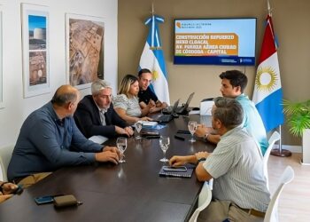 En la reunión, se presentaron cinco oferentes para realizar los trabajos.
