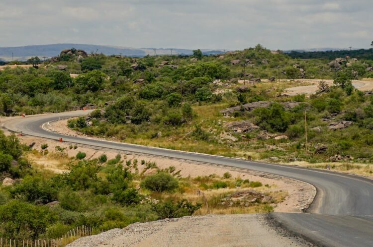 Está en ejecución la pavimentación entre el río Guasta y el río Yuspe.