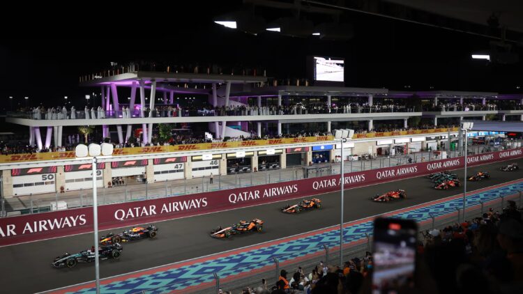 El GP se lleva a cabo de noche, a 57 vueltas, en el circuito de Losail.