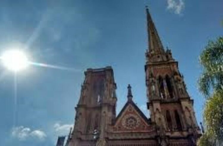 Cielo variable y vientos fuertes marcarán la jornada del martes en Córdoba, con una máxima prevista de 33 grados y sin pronóstico de lluvias.